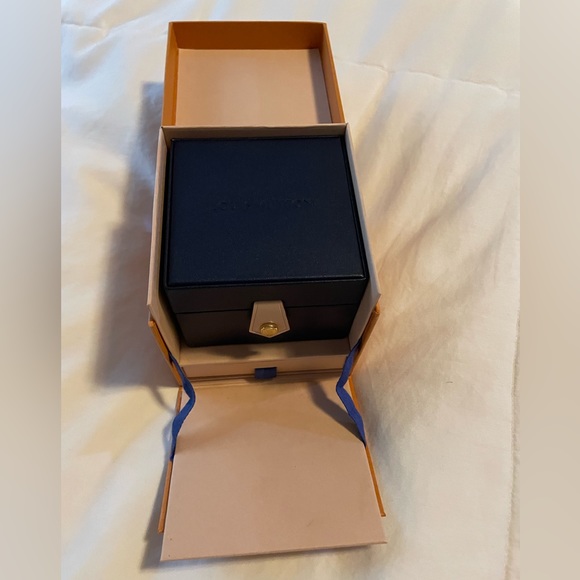 LOUIS VUITTON Berg Empreinte LV Ring 18k solid Yellow Gold sz 52 - Picture 5 of 14